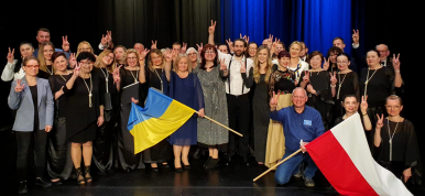 zdjęcie wykonawców koncertu i osób zaangażowanych w organizację